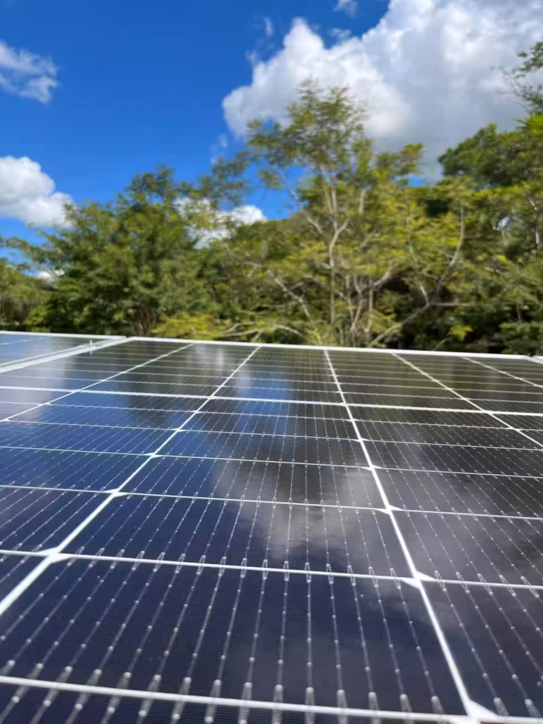 Solarmodule auf Hausdach montiert Paraguay — Guaira-Solar Familienunternehmen