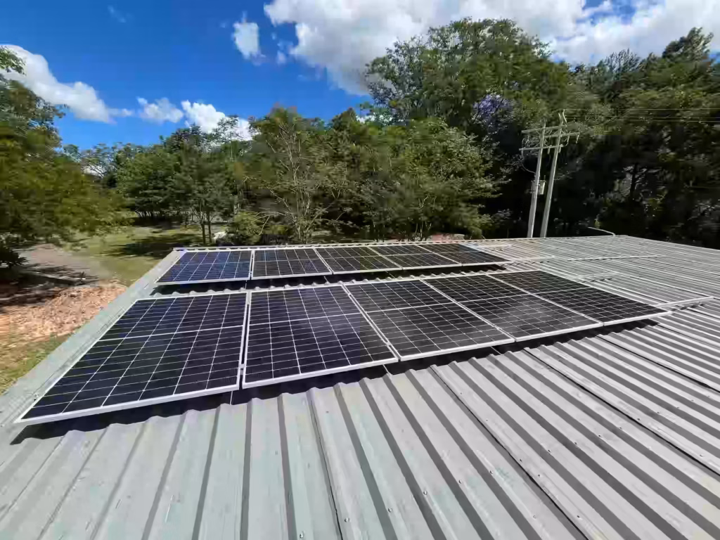 Solaranlage komplett installiert auf Metalldach Paraguay Guaira-Solar