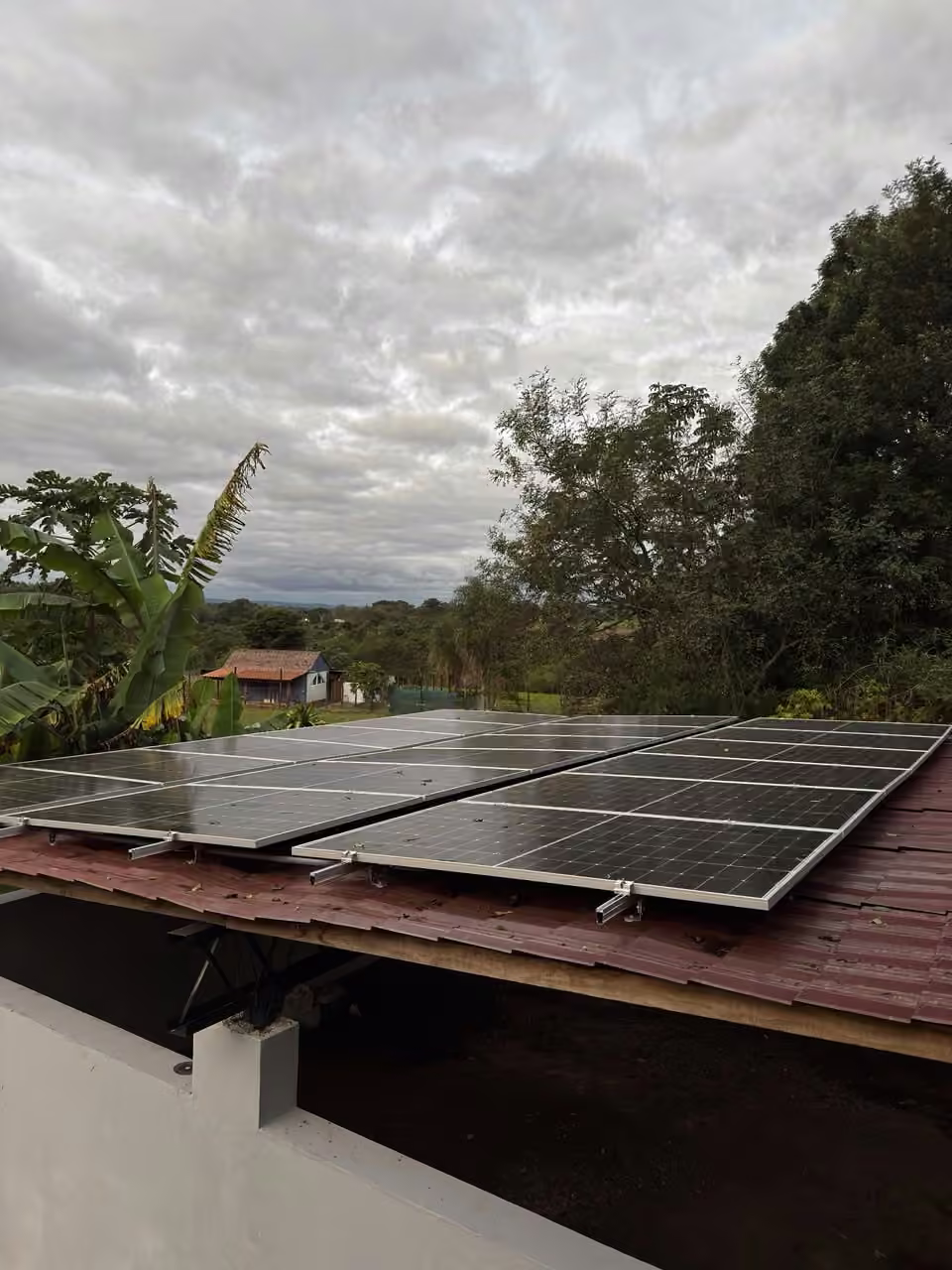 Solarmodule auf dem Dach eines Carports in Independencia, Guairá, unter bewölktem Himmel