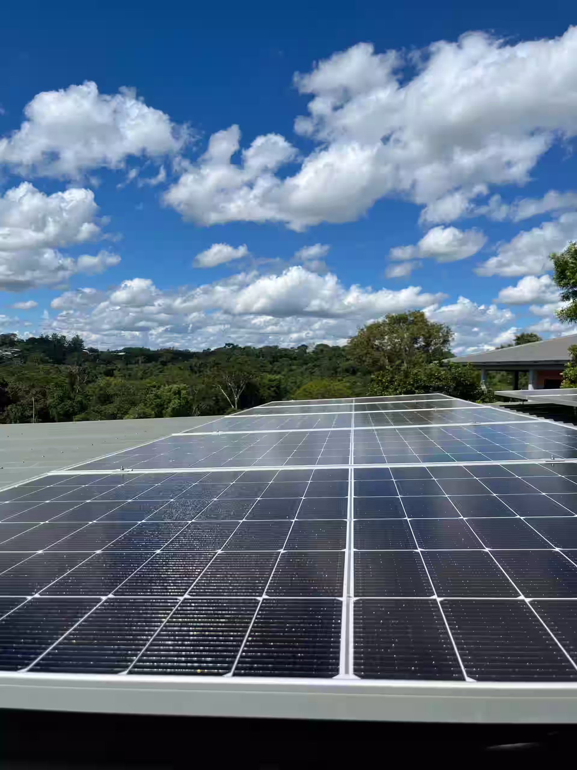 solarmodul detailansicht dachinstallation — guaira solar paraguay